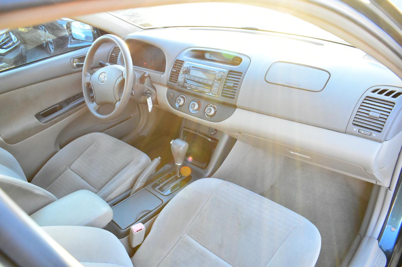 Toyota Camry 4dr Sdn XLE Auto (Natl) 2005