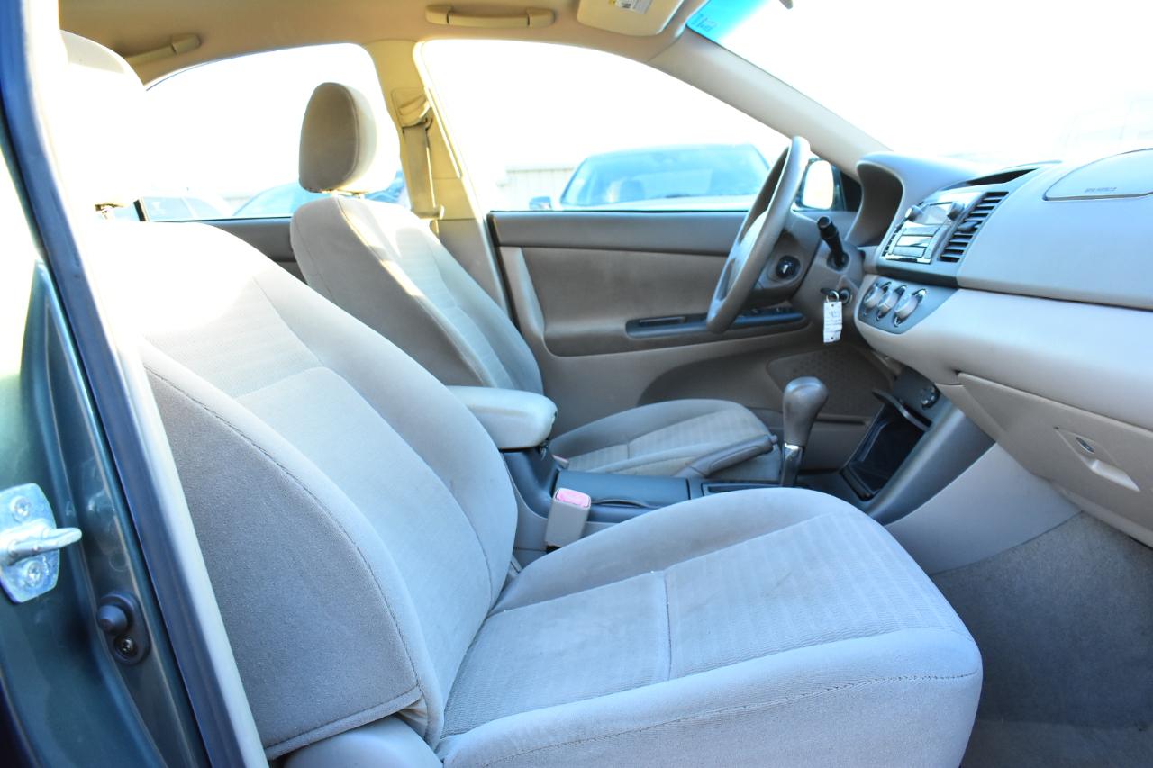 Toyota Camry 4dr Sdn XLE Auto (Natl) 2005