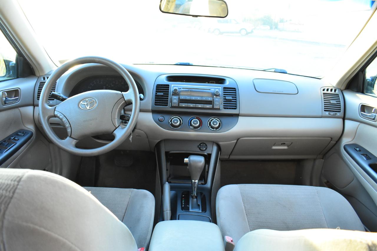 Toyota Camry 4dr Sdn XLE Auto (Natl) 2005