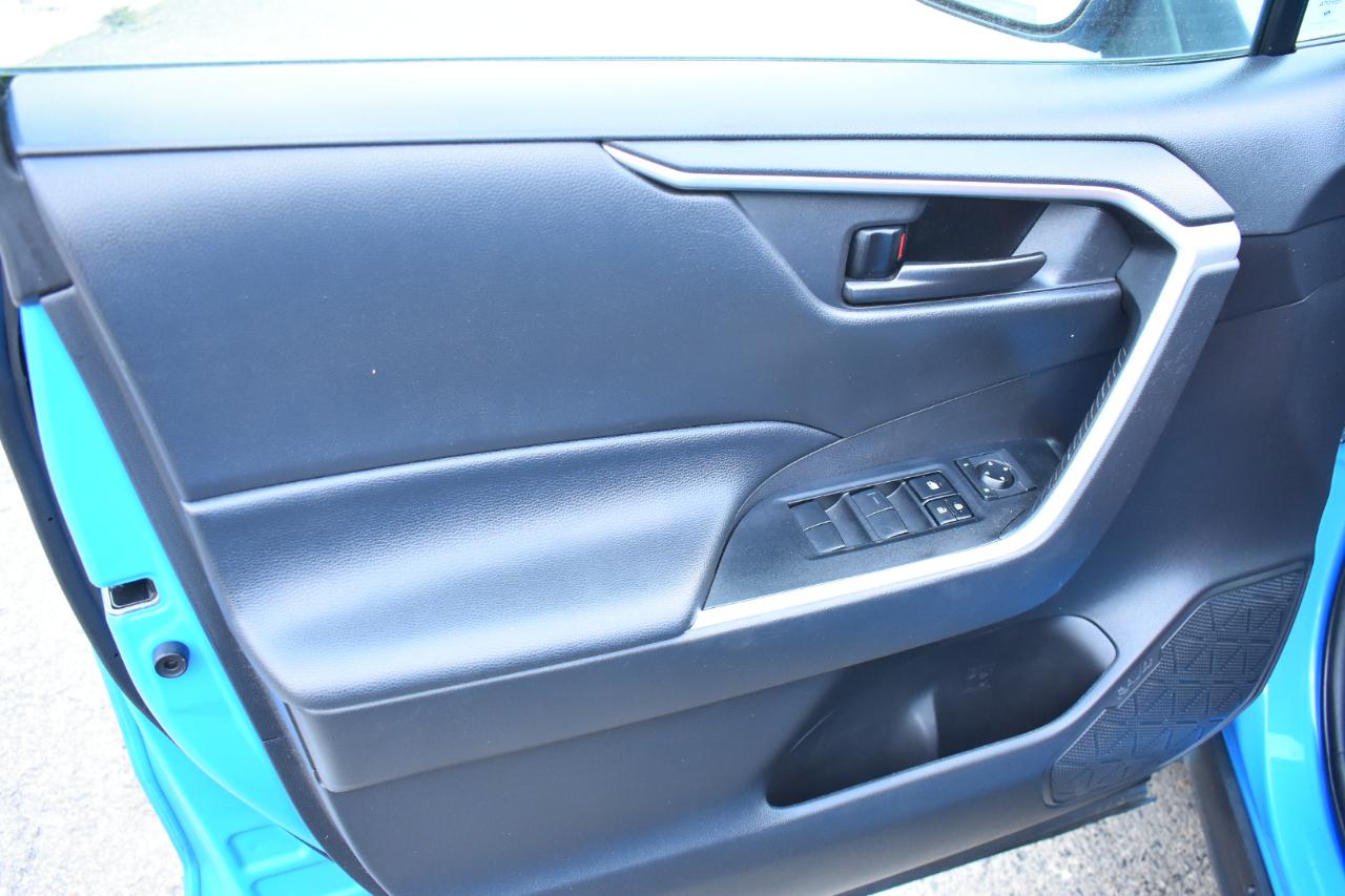 Toyota RAV4 LE FWD (Natl) 2020