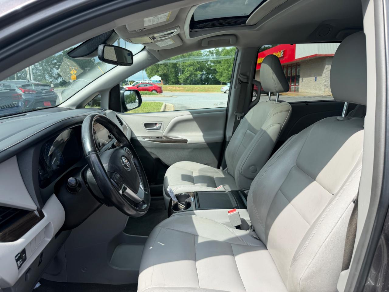Toyota Sienna XLE Auto Access Seat FWD 7-Passenger (Natl) 2018