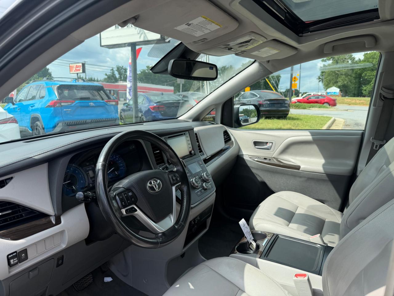 Toyota Sienna XLE Auto Access Seat FWD 7-Passenger (Natl) 2018