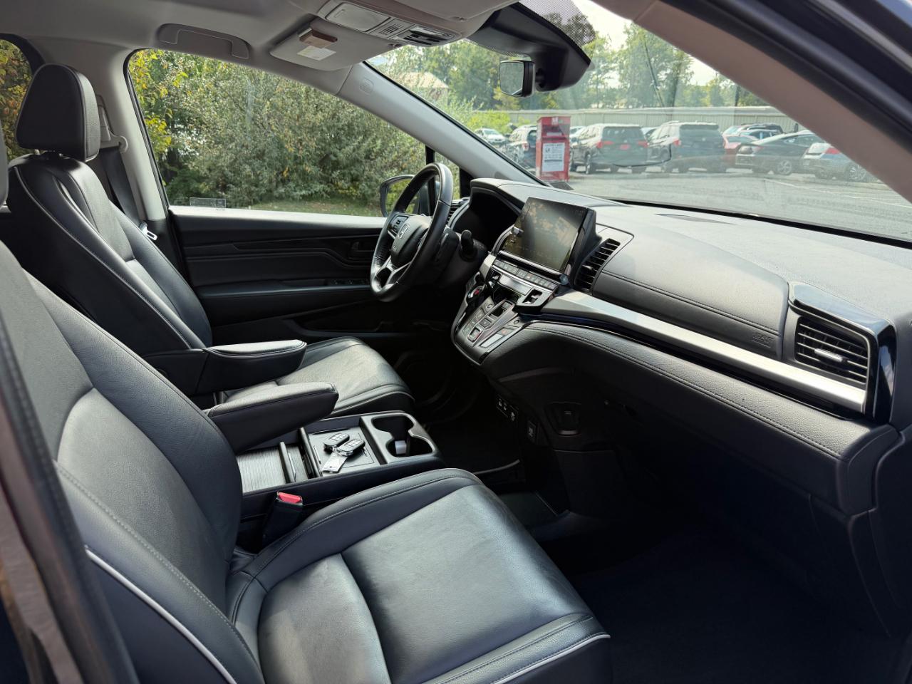 Honda Odyssey Touring Auto 2025