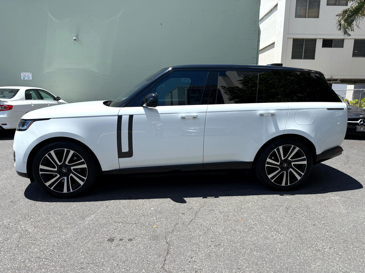 2023 Land Rover Range Rover SE photo 4