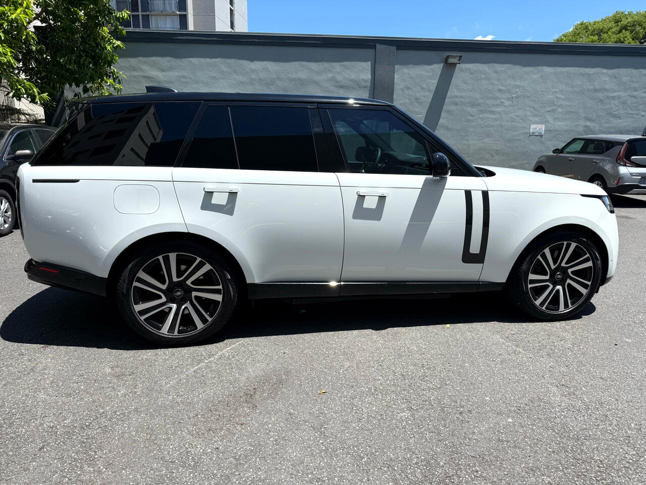2023 Land Rover Range Rover SE photo 8