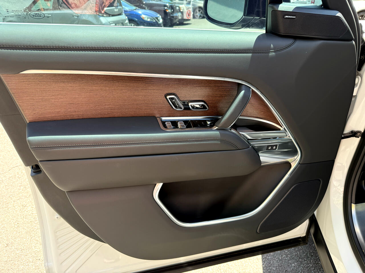 2023 Land Rover Range Rover SE photo 9