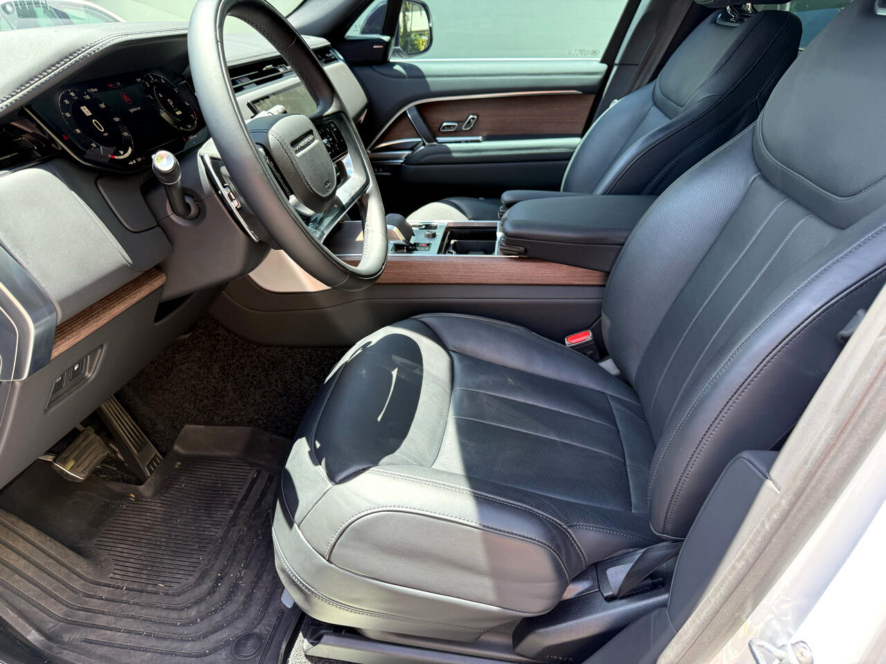 2023 Land Rover Range Rover SE photo 10