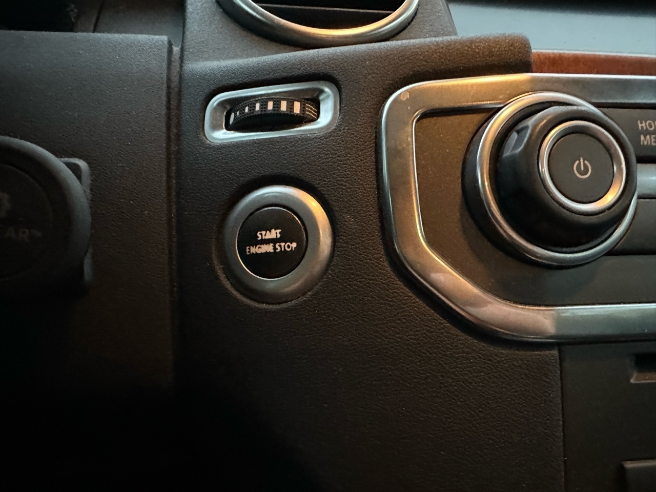 2016 Land Rover LR4 Base photo 14