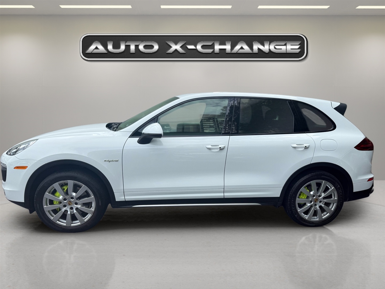 2015 Porsche Cayenne S E-Hybrid photo 2