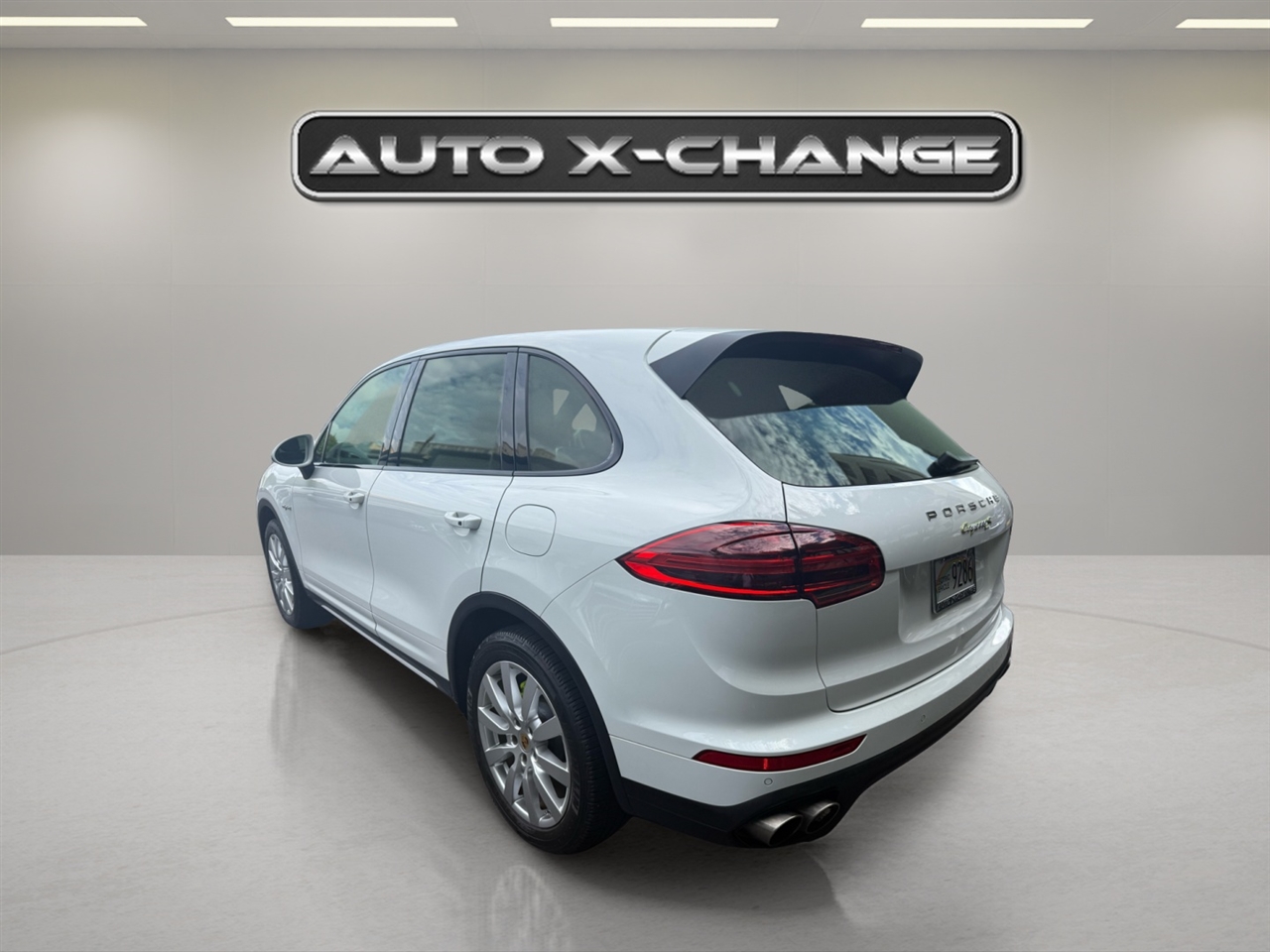 2015 Porsche Cayenne S E-Hybrid photo 3