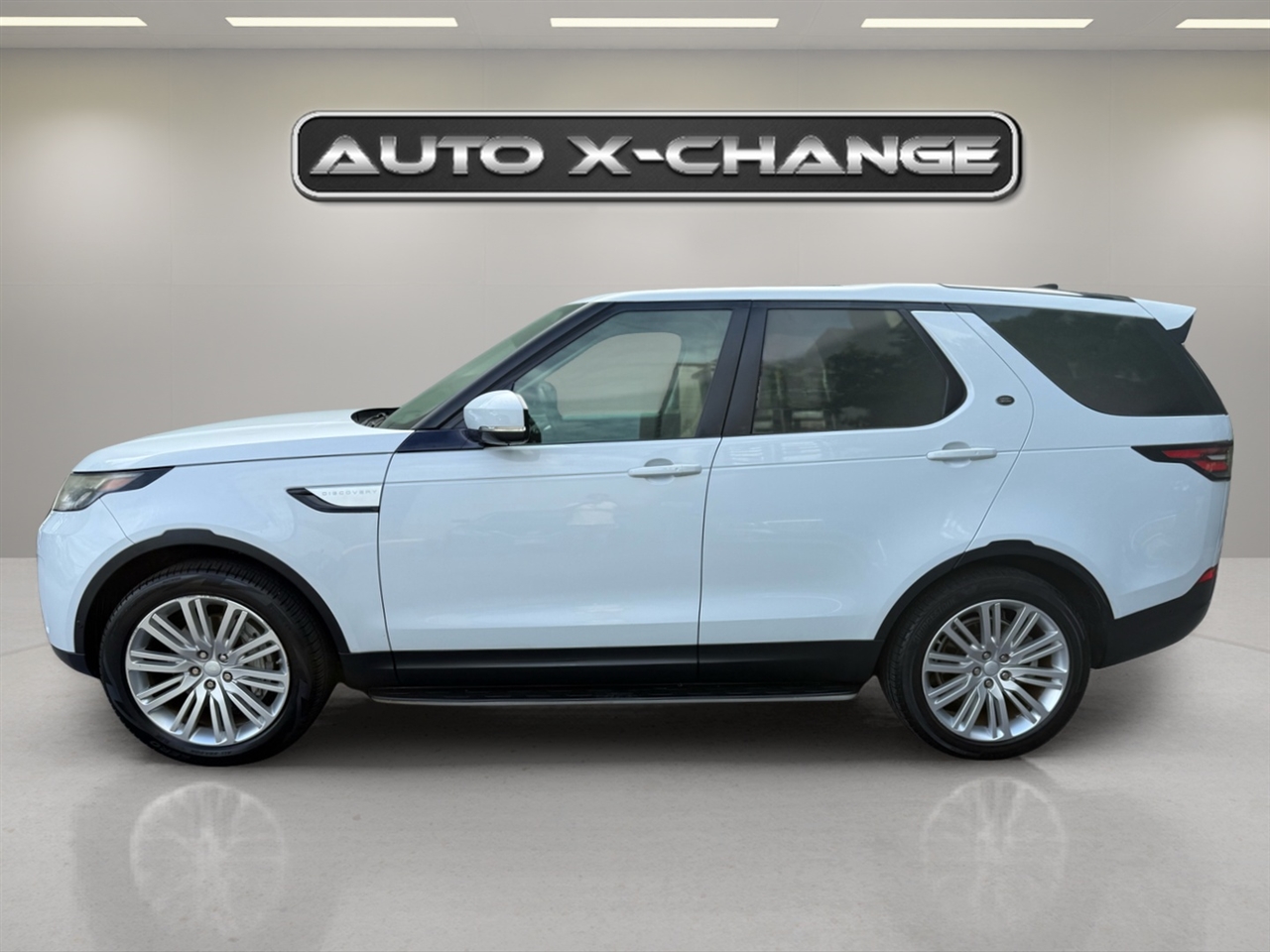 2018 Land Rover Discovery HSE photo 2