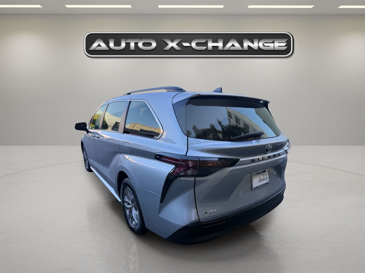 2025 Toyota Sienna LE photo 2