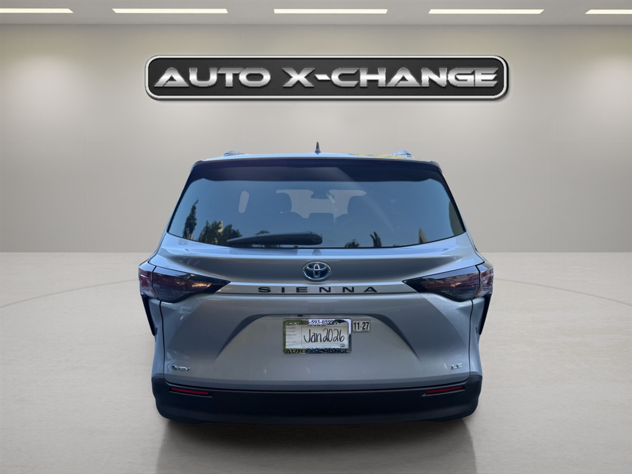 2025 Toyota Sienna LE photo 3