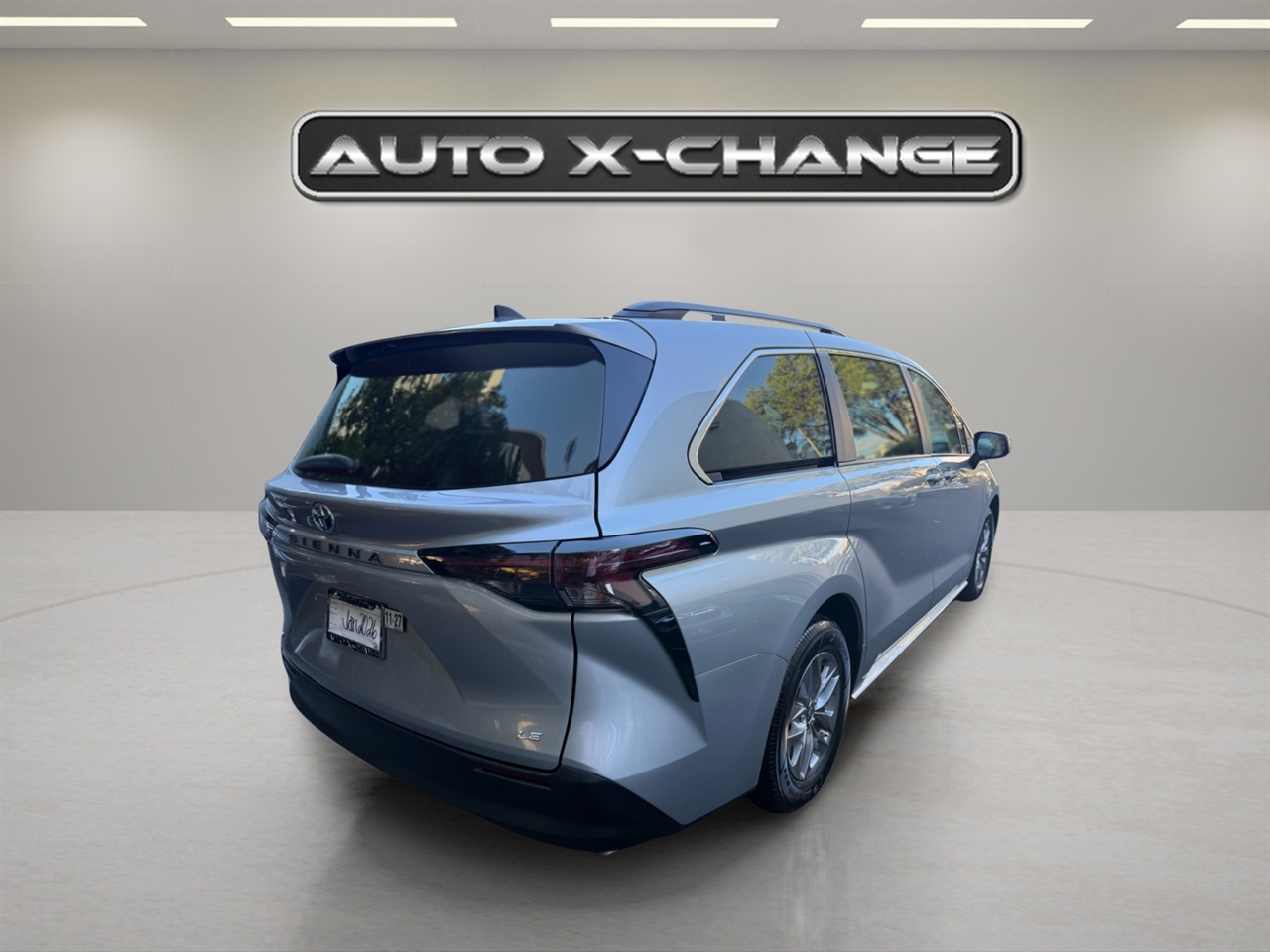 2025 Toyota Sienna LE photo 4
