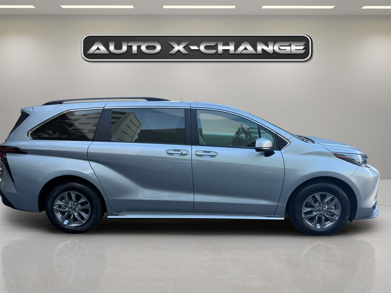 Toyota Sienna LE FWD 8-Passenger (Natl) 2025