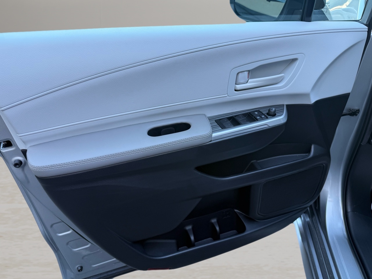 Toyota Sienna LE FWD 8-Passenger (Natl) 2025