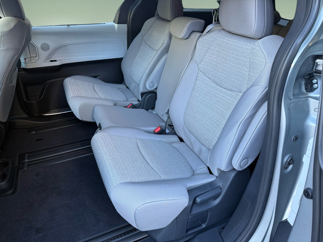 Toyota Sienna LE FWD 8-Passenger (Natl) 2025