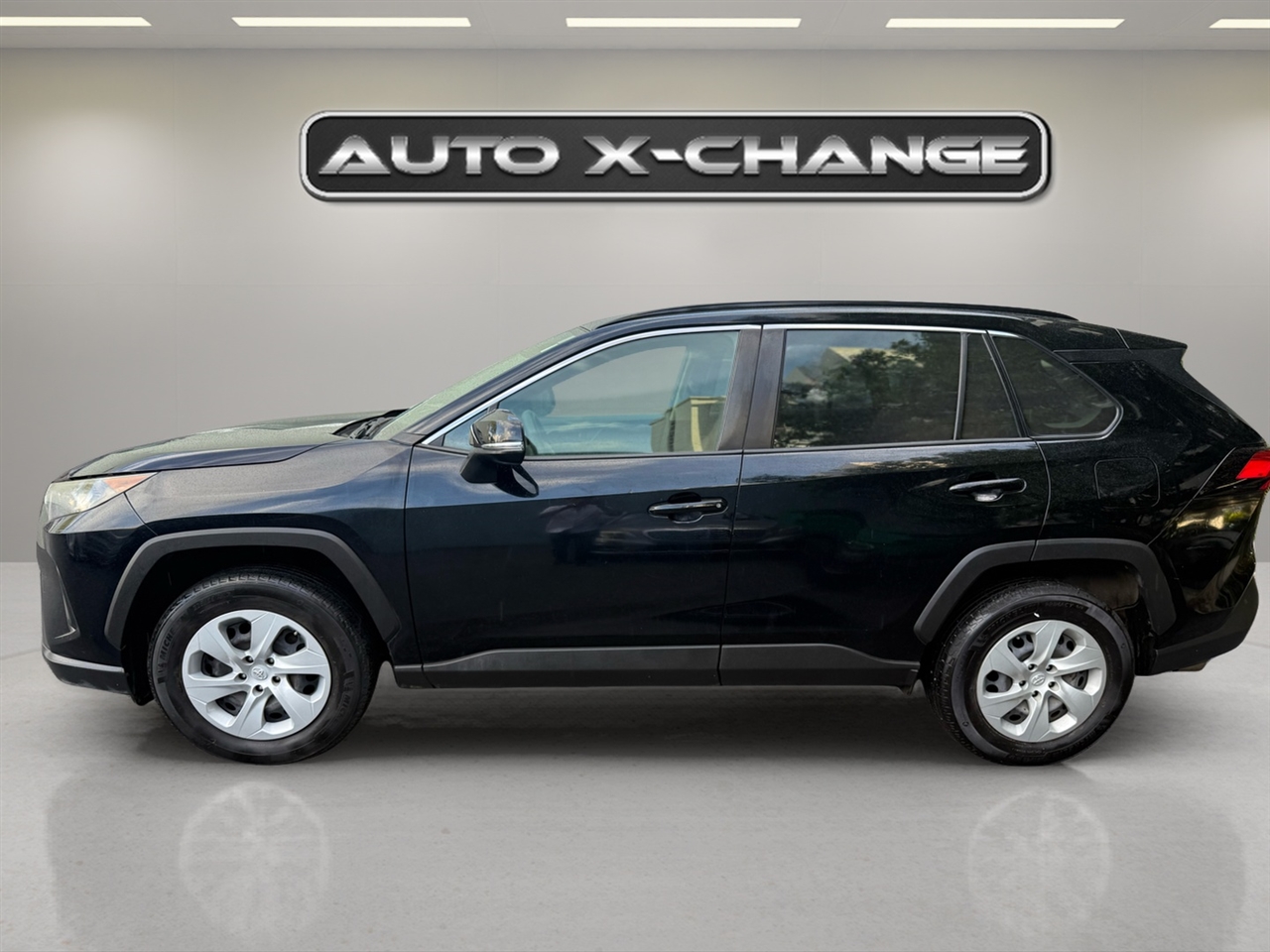 Toyota RAV4 LE FWD (Natl) 2019