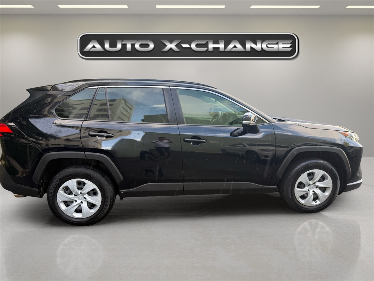 Toyota RAV4 LE FWD (Natl) 2019