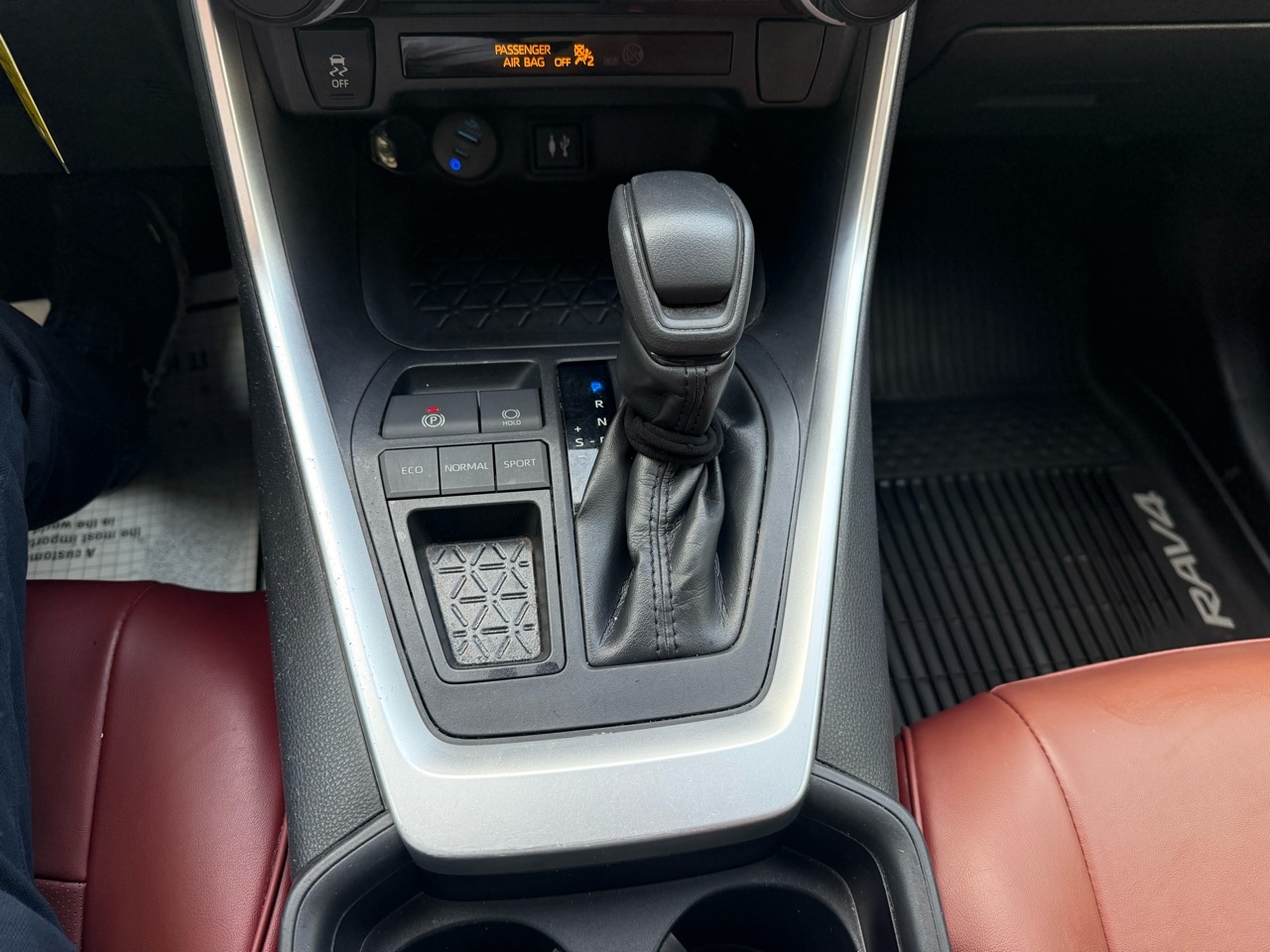 Toyota RAV4 LE FWD (Natl) 2019