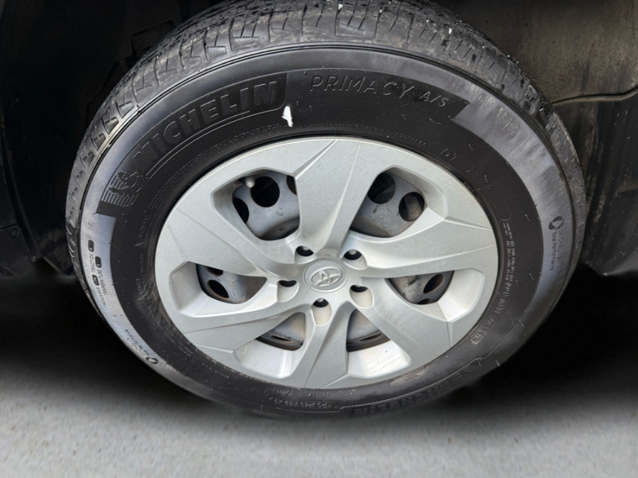 Toyota RAV4 LE FWD (Natl) 2019