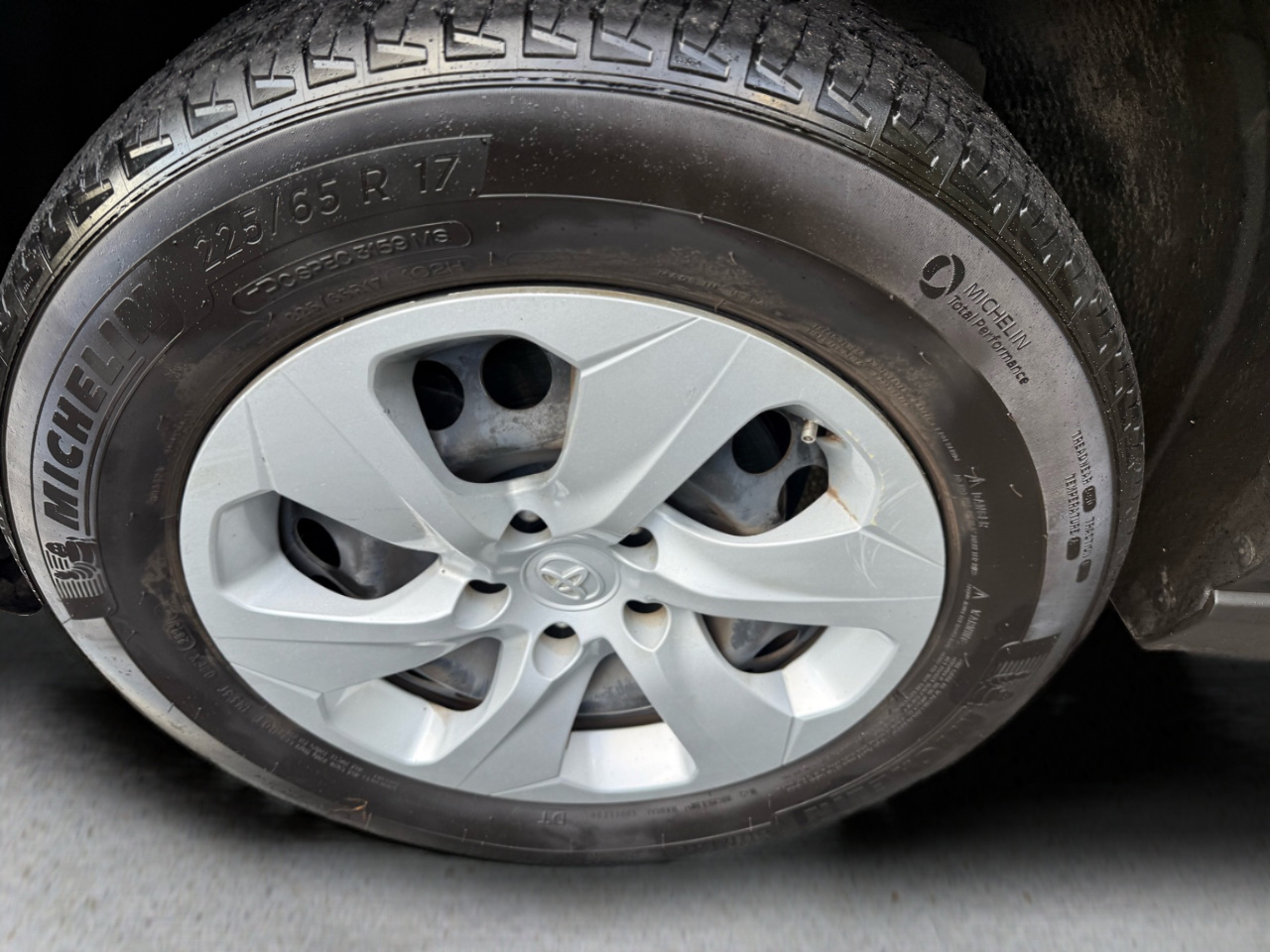 Toyota RAV4 LE FWD (Natl) 2019