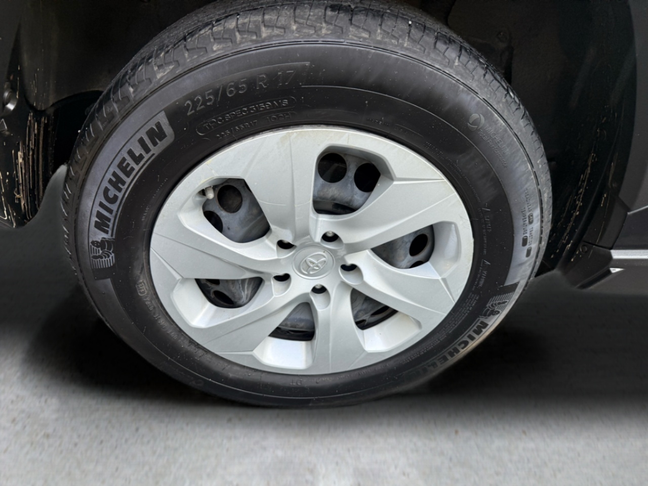 Toyota RAV4 LE FWD (Natl) 2019