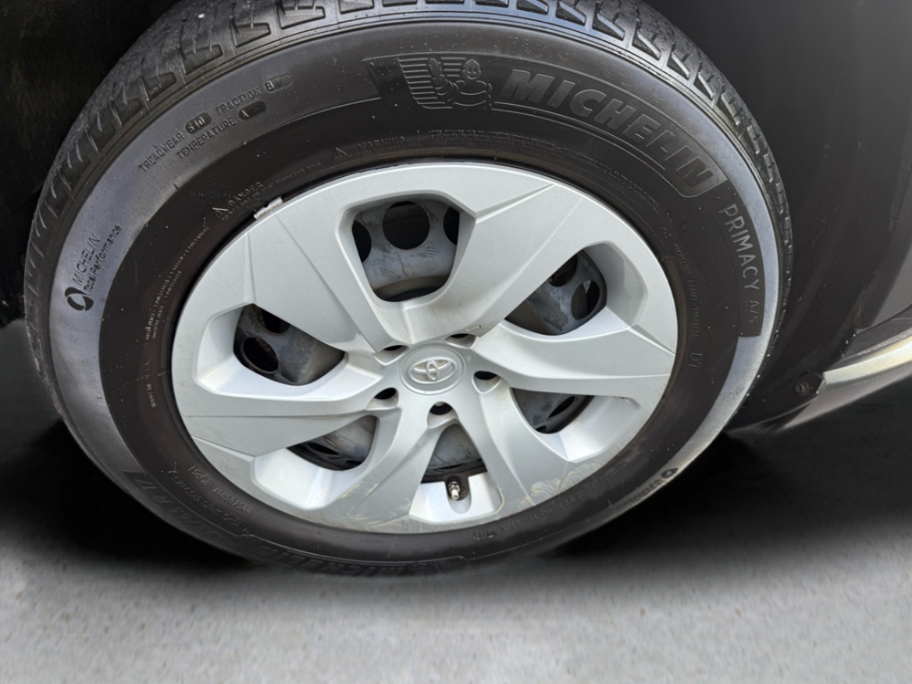 Toyota RAV4 LE FWD (Natl) 2019