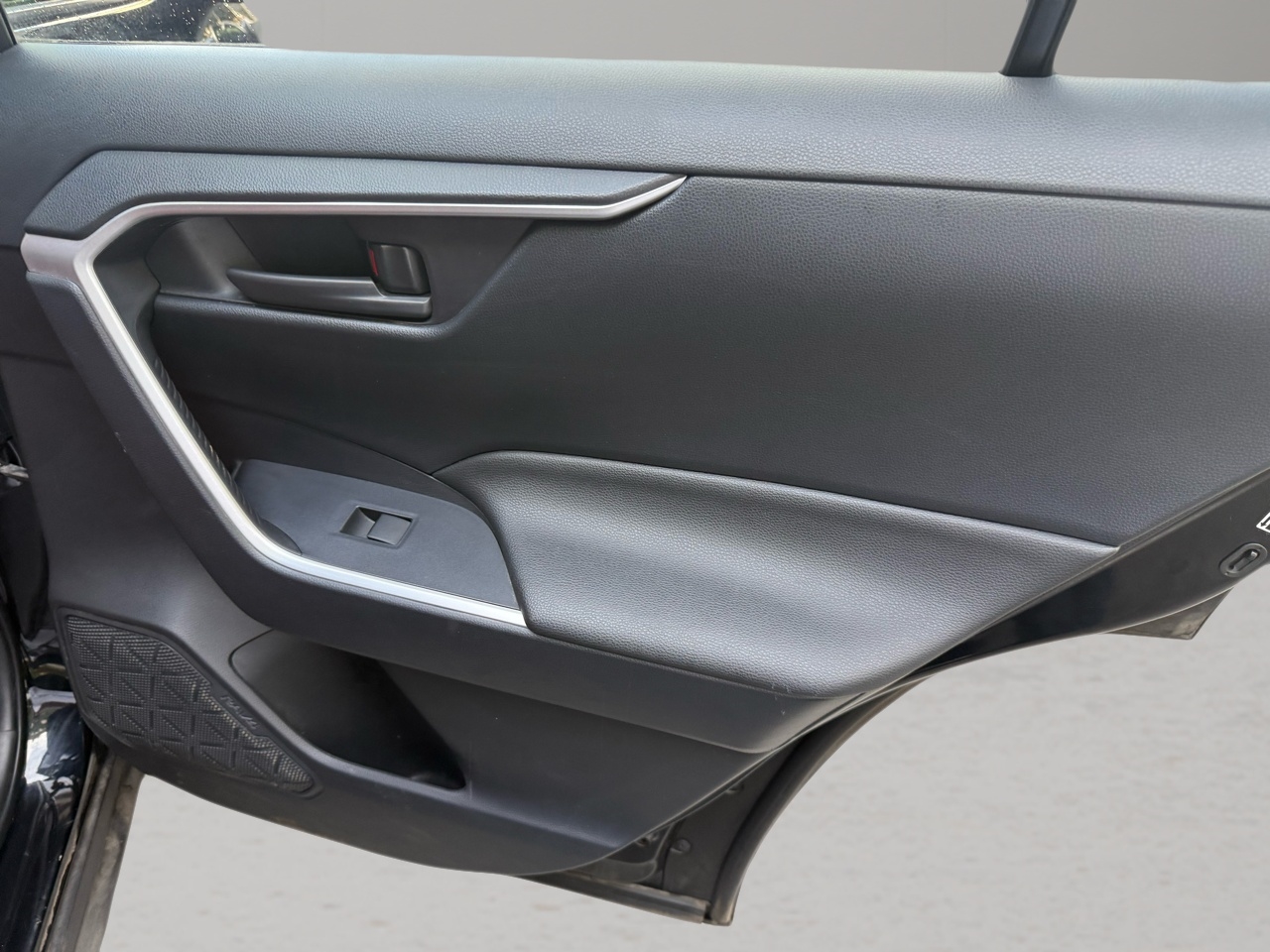 Toyota RAV4 LE FWD (Natl) 2019