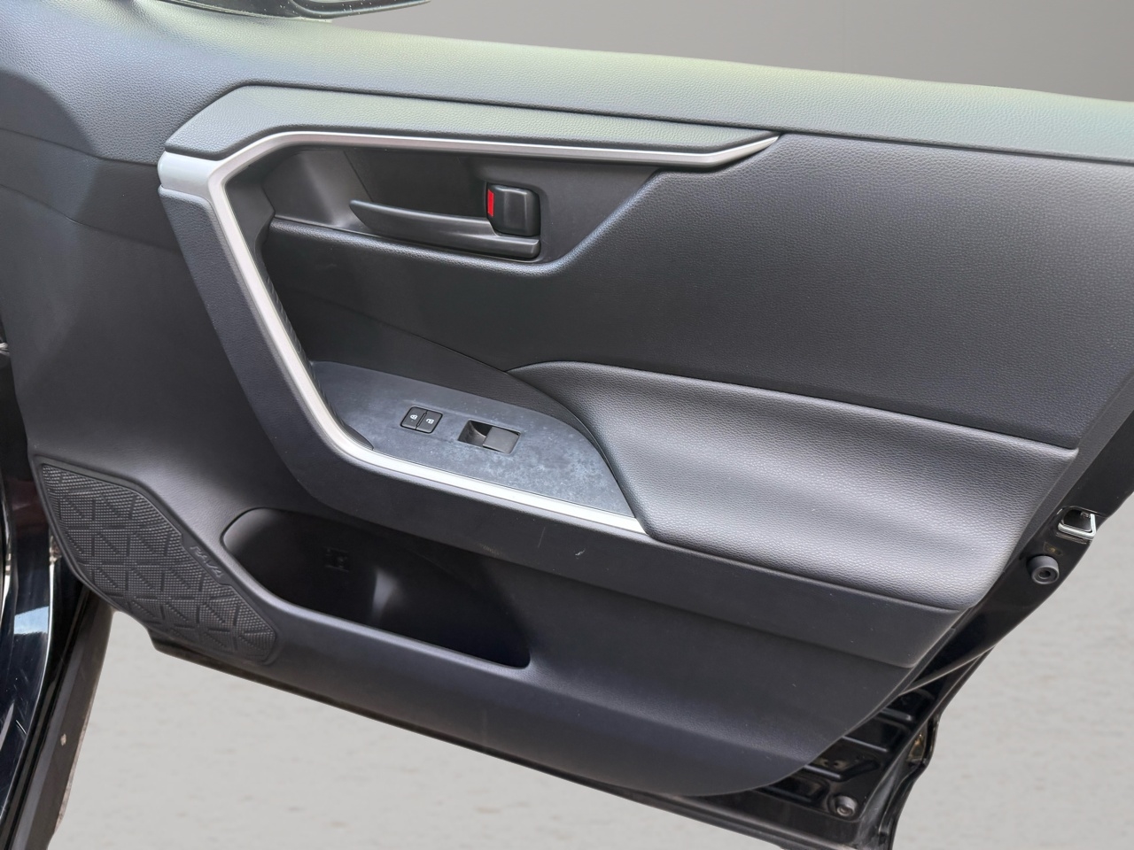 Toyota RAV4 LE FWD (Natl) 2019