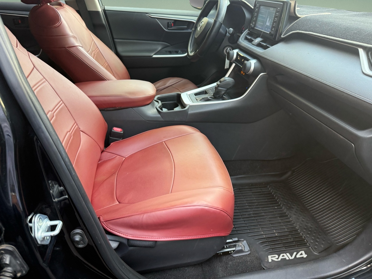 Toyota RAV4 LE FWD (Natl) 2019