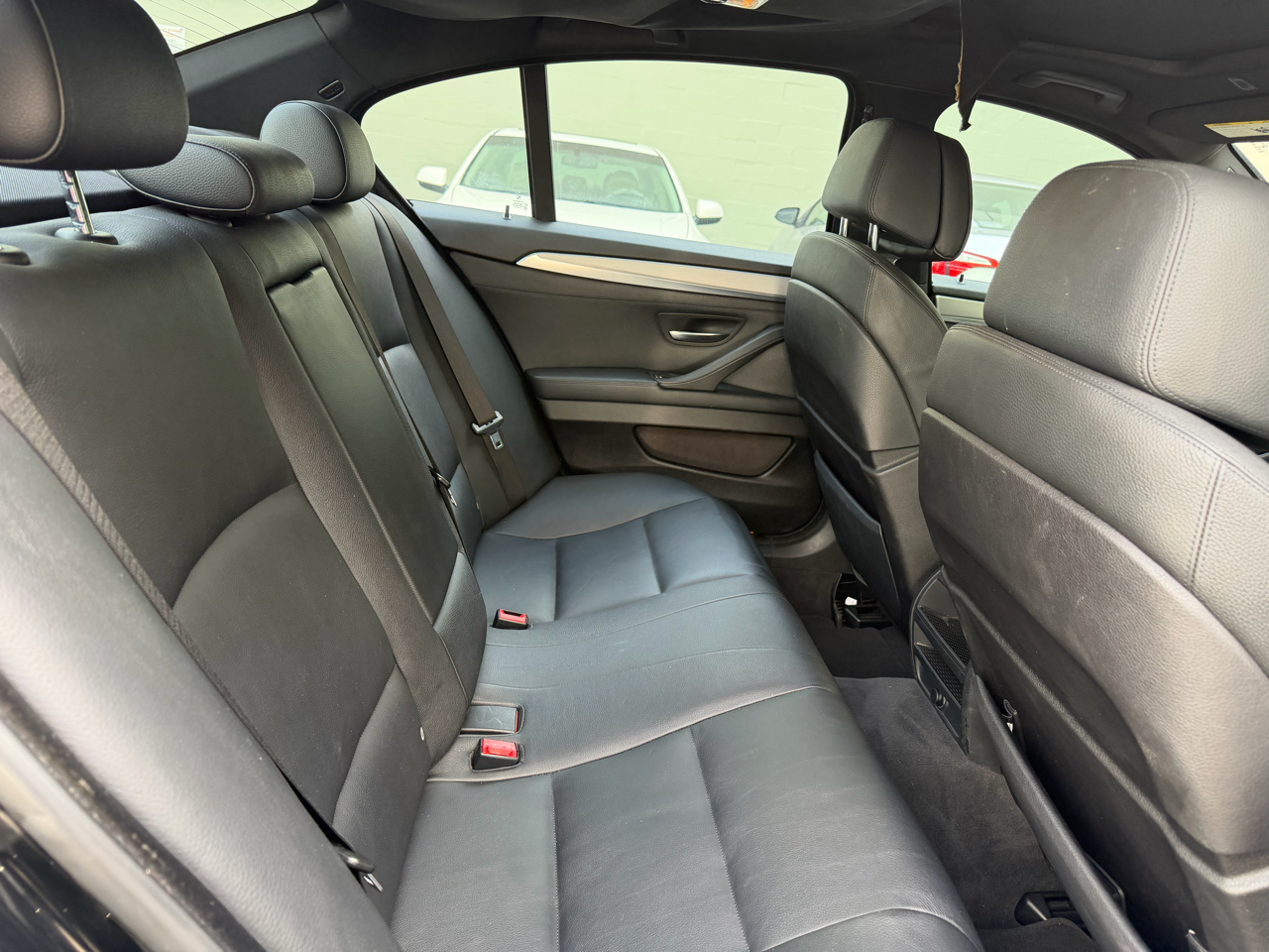 BMW 5 Series 4dr Sdn 550i RWD 2011