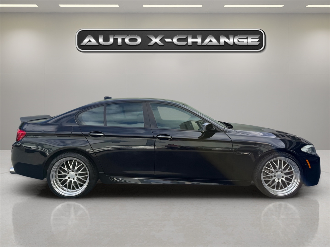 BMW 5 Series 4dr Sdn 550i RWD 2011