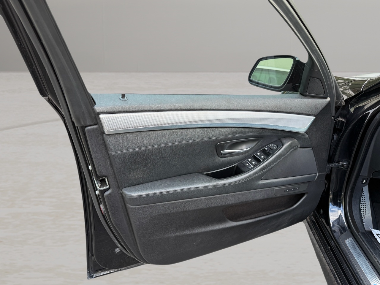 BMW 5 Series 4dr Sdn 550i RWD 2011