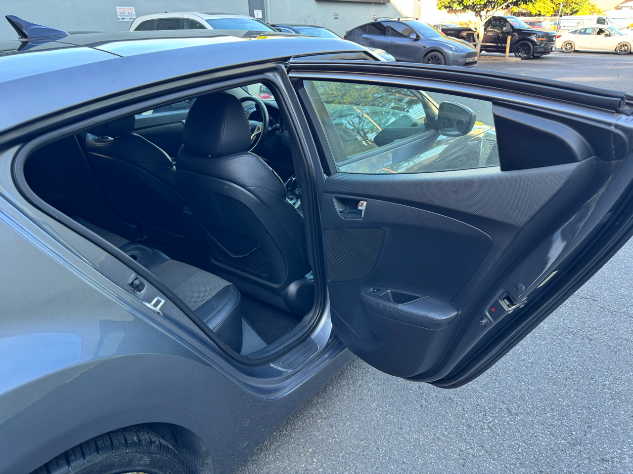 Hyundai Veloster 3dr Cpe Auto w/Black Int 2013