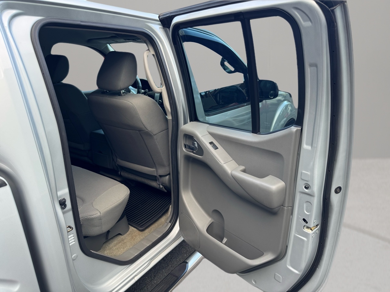 Nissan Frontier 2WD Crew Cab SWB Auto SV 2016