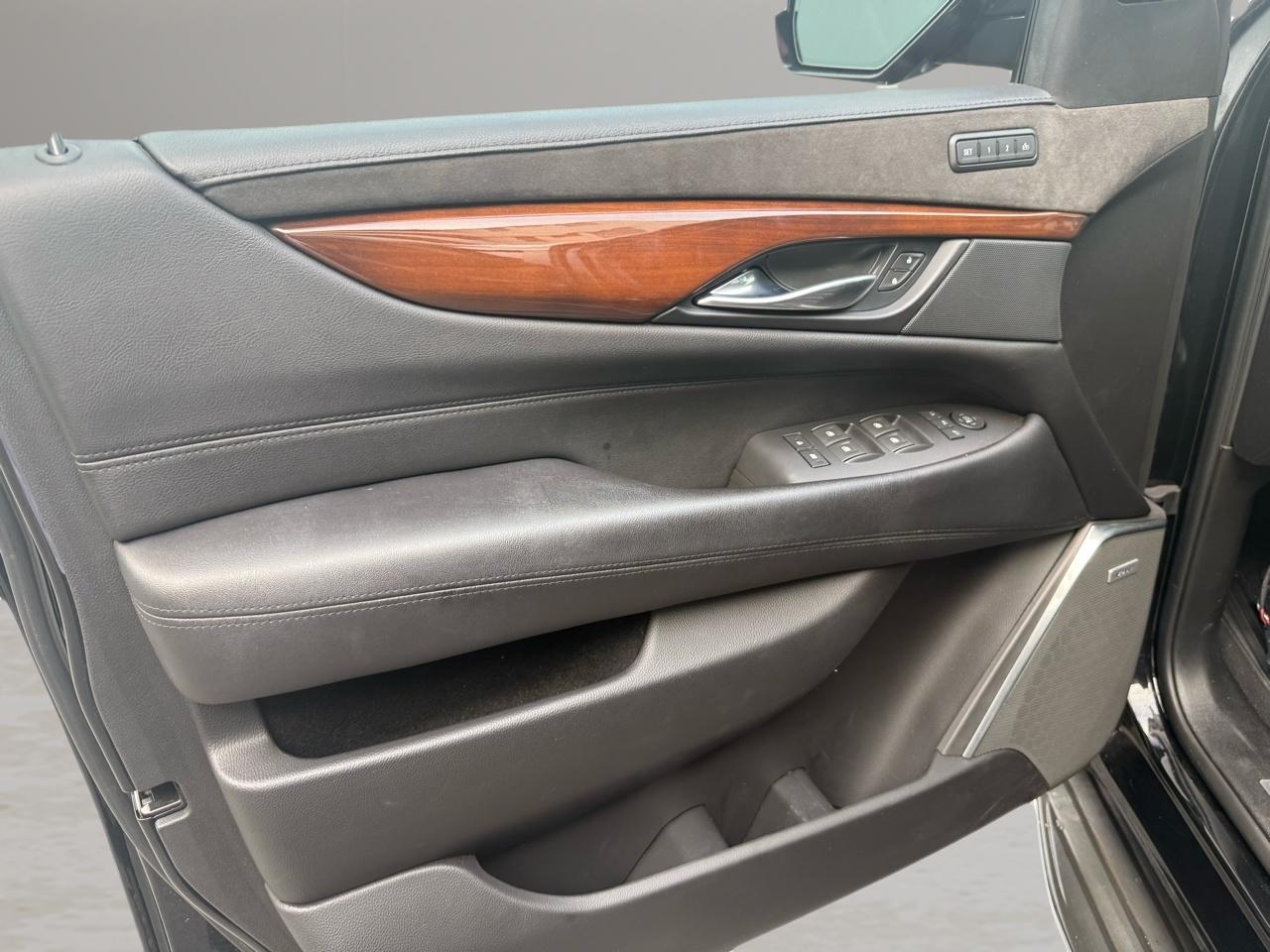 Cadillac Escalade ESV 4WD 4dr Premium Luxury 2018