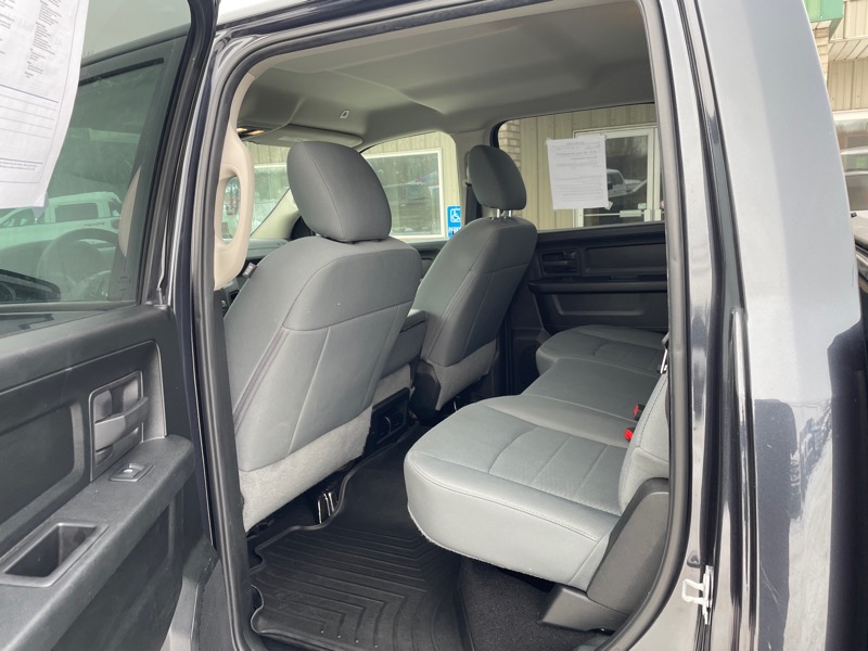 RAM 1500 4WD Crew Cab 140.5" Express 2018