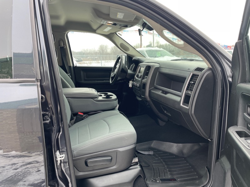 RAM 1500 4WD Crew Cab 140.5" Express 2018