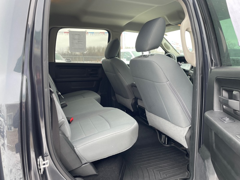 RAM 1500 4WD Crew Cab 140.5" Express 2018