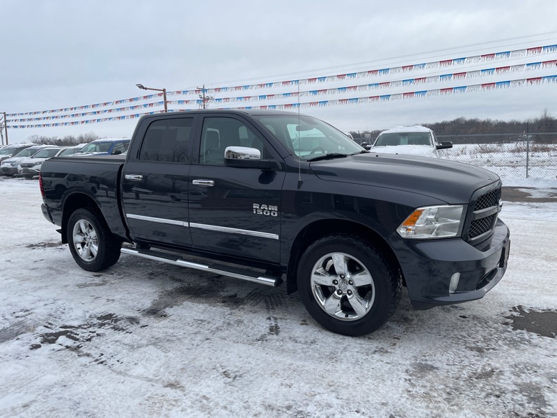 RAM 1500 4WD Crew Cab 140.5" Express 2018