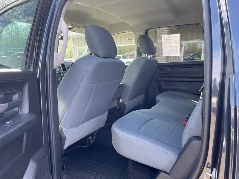 RAM 1500 4WD Crew Cab 140.5" Express 2018