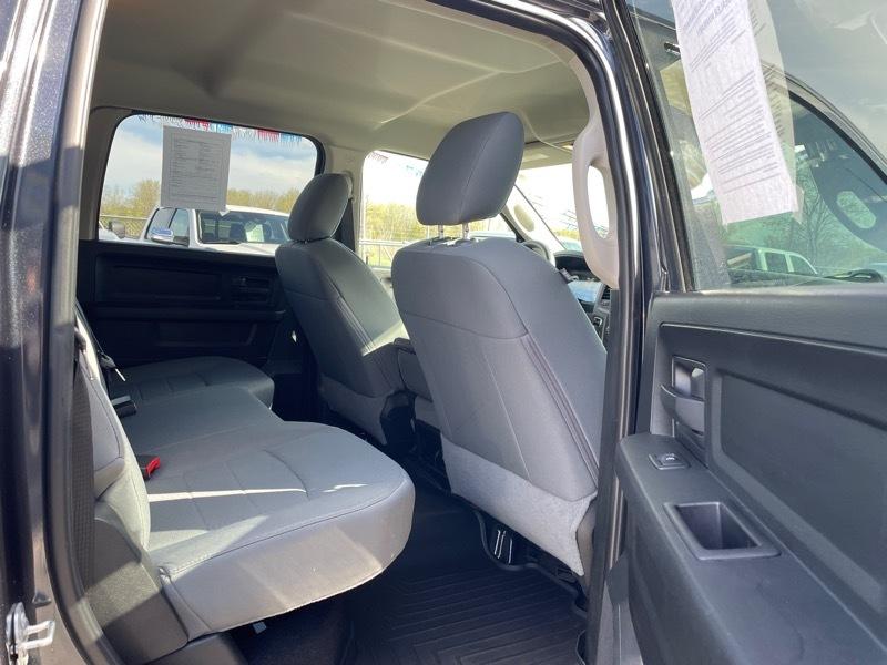 RAM 1500 4WD Crew Cab 140.5" Express 2018