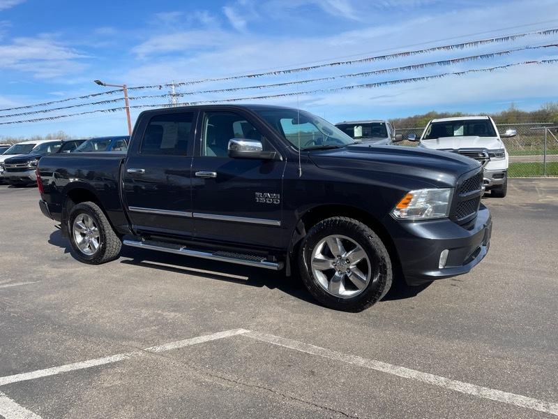 RAM 1500 4WD Crew Cab 140.5" Express 2018