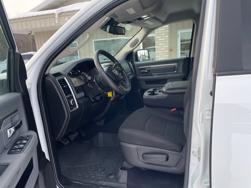 RAM 1500 4WD Quad Cab 140.5" Express *Ltd Avail* 2020