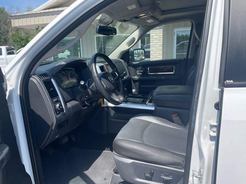 RAM 1500 4WD Crew Cab 140.5" Laramie 2011