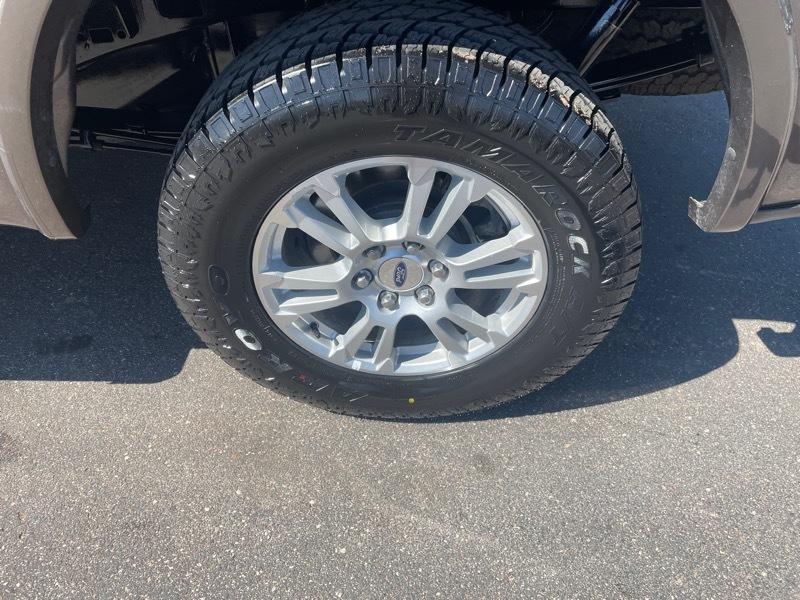 Ford F-150 4WD SuperCrew 145" Lariat 2015