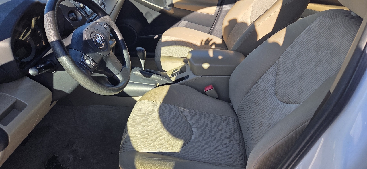 Toyota RAV4 Base I4 4WD 2012