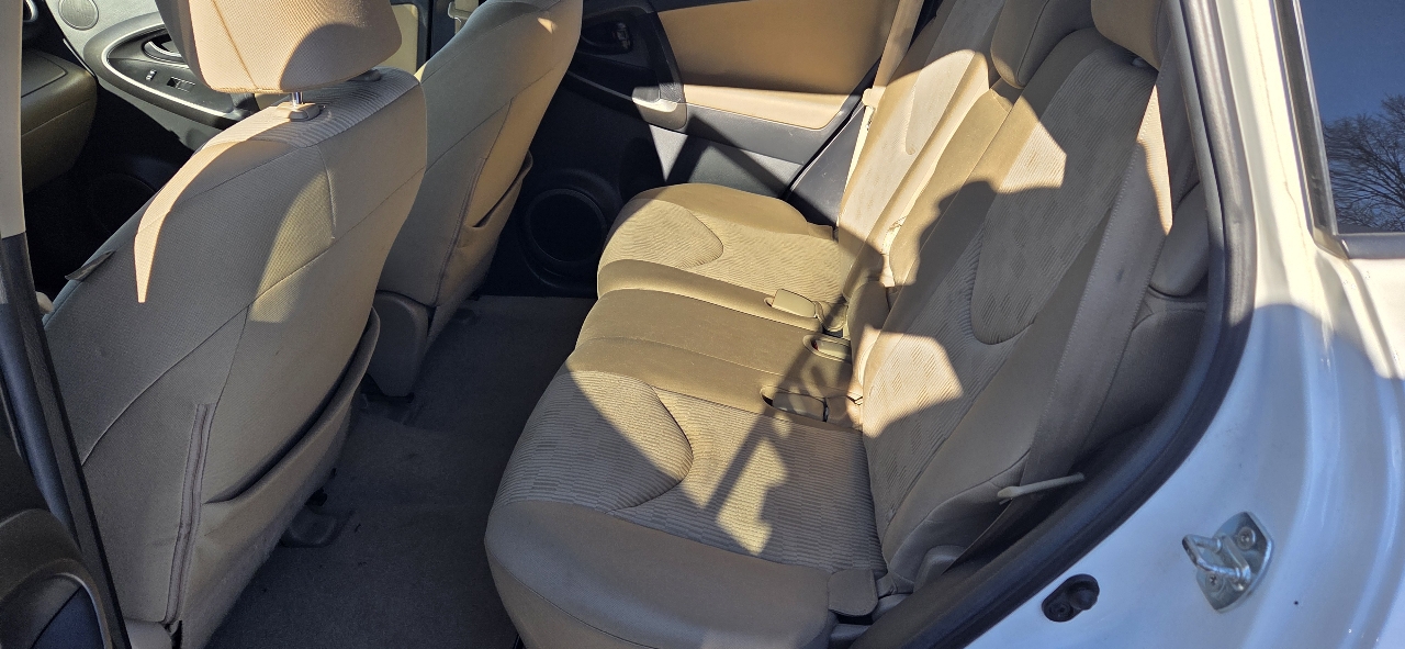 Toyota RAV4 Base I4 4WD 2012