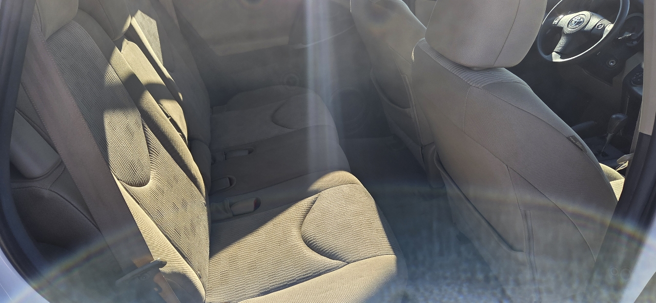 Toyota RAV4 Base I4 4WD 2012